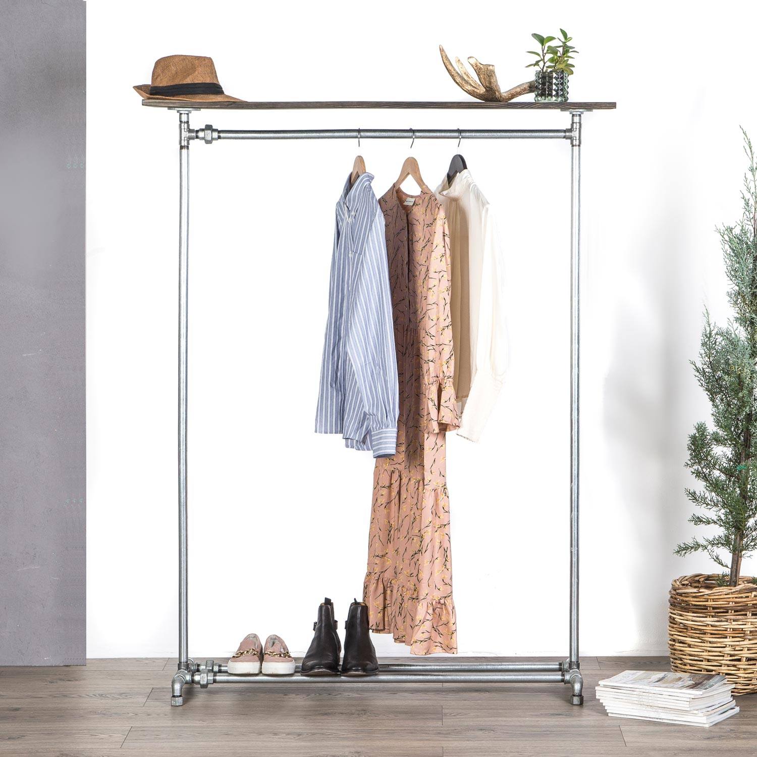 Rustikt vandrør tøjstativ i galvaniseret vvs rør med funktionel skohylde i bunden og en hylde der kan bruges som pynte- eller tøjhylde i toppen. Går perfekt i mange boligstil fra New Yorker stil til en rustik indretning.