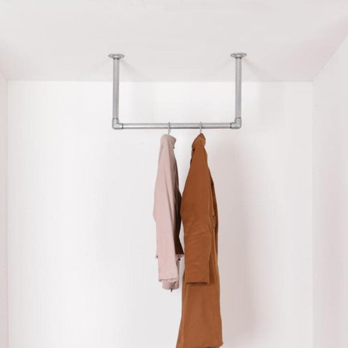 Flot indretning med Raw58 William bøjlestang til loft i galvaniseret vandrør