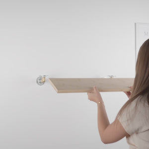 Hyldeknægte ELLA sølv med messing - MED hylde - 30 cm dybde