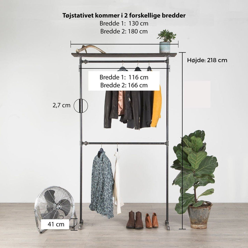 Vandrør tøjstativ med hylde som kan bruges som pynte, eller tøjhylde. Lavet i galvaniseret vvs rør som er utrolig holdbare med messing fittings og passer ind i enhver boligstil fra rustik indretning eller til at ramme en fed new yorker stil