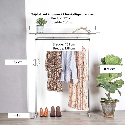 Simpelt og stilet vandrør tøjstativ i galvaniseret vvs rør med messing fittings og hylde som kan bruges som pynte- eller tøjhylde.