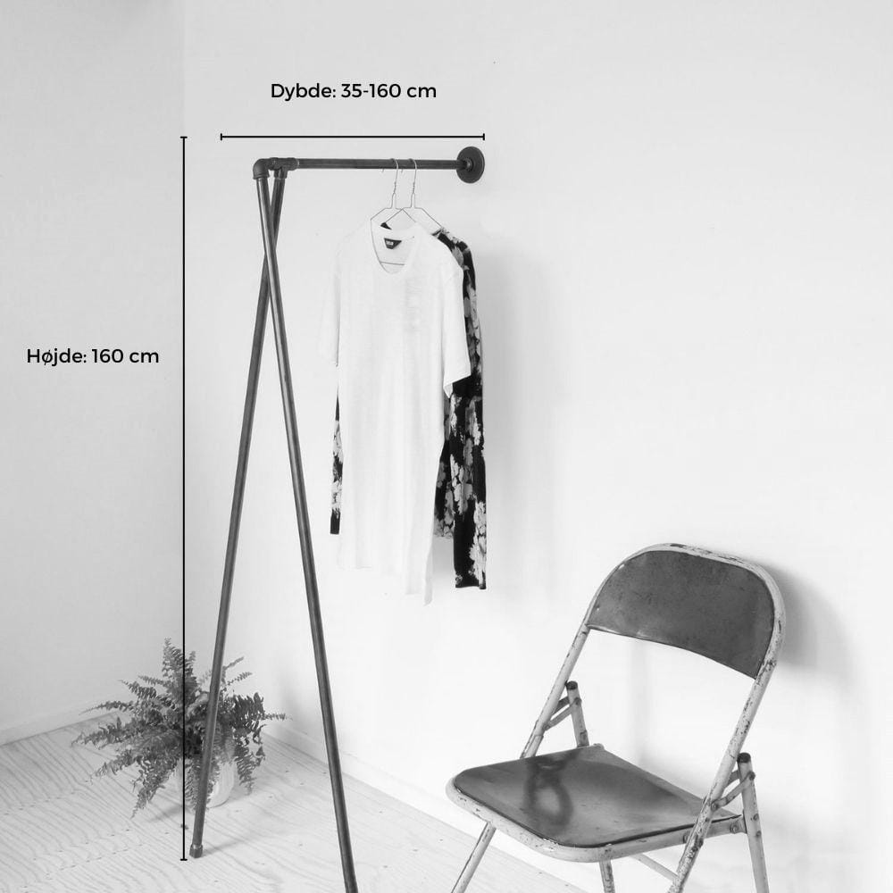 Funktionelt og super fedt designet vandrør tøjstativ. Lavet i sort vandrør og passer perfekt i enhver indretningsstil.