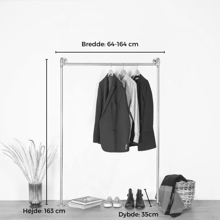 Funktionelt vandrør tøjstativ, sættes fast i væggen for at spare gulvplads. Lavet i sorte vvs rør med messing fittings kan skabe en rustik indretning med passer i alle indretningsstile.
