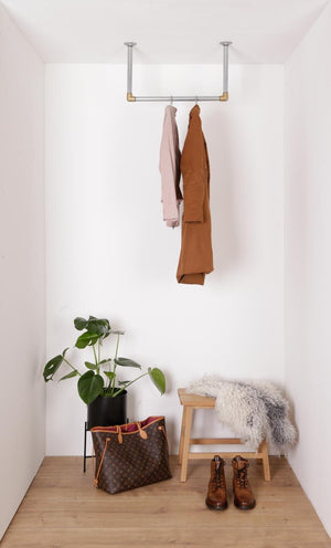 Flot indretning med Raw58 William bøjlestang til loft i galvaniseret vandrør og messing fittings