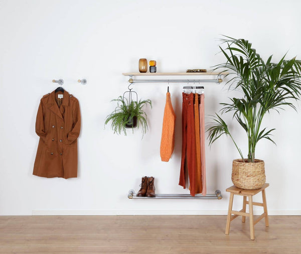Smuk boligindretning med Raw58 Sara bøjlestang i galvaniseret vandrør med lys træhylde og messing fittings