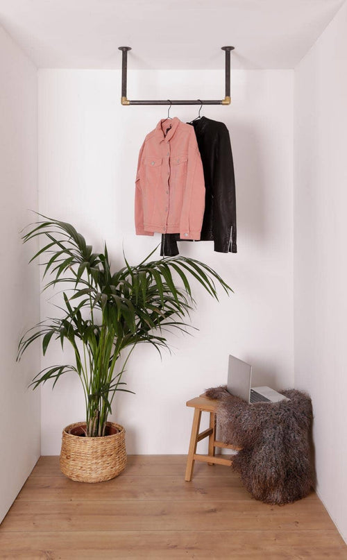 Close up af Raw 58 William bøjlestang til loft i sort vandrør med messing fittings