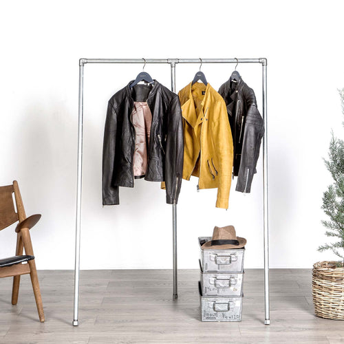 Vandrør tøjstativ i unikt stilet design. Lavet af galvaniseret vandrør.