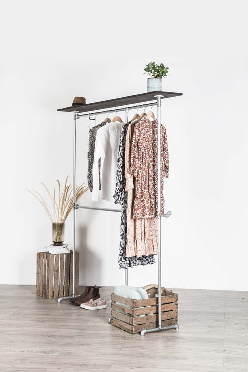 Vandrør tøjstativ i galvaniseret vvs rør med tøjhylde på toppen og krog i siden. Mange muligheder for opbevaring til alt hvad der er brug for. Kan bruges i enhver boligstil, alt fra rustik indretning til klassisk og minimalistisk stil.