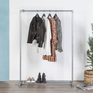 Vandrør tøjstativ i galvaniserede vvs rør. Passer til enhver stil i hjemmet fra en rustik indretning til en elegant minimalistisk styling. Med indbygget skohylde i bunden er der masser af opbevaringsplads.