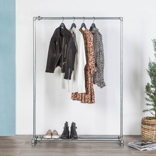 Vandrør tøjstativ i galvaniserede vvs rør. Passer til enhver stil i hjemmet fra en rustik indretning til en elegant minimalistisk styling. Med indbygget skohylde i bunden er der masser af opbevaringsplads.