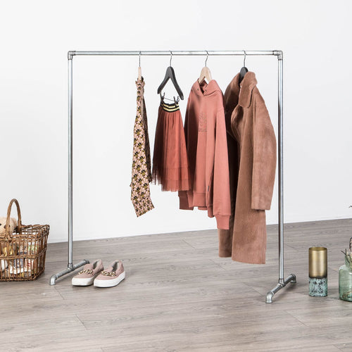 Unikt tøjstativ til børn som kan gennemføre en rustik indretning gennem alle boligens rum. Lavet i galvaniseret vandrør er børnetøjstativet utrolig holdbart.