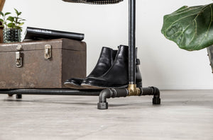 Rustikt vandrør tøjstativ i sorte vvs rør med messing fittings og med funktionel skohylde i bunden. Går perfekt i mange boligstil fra New Yorker stil til en rustik indretning.