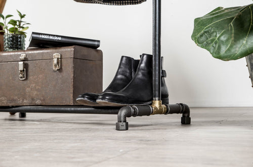 Rustikt vandrør tøjstativ i sorte vvs rør med messing fittings og med funktionel skohylde i bunden. Går perfekt i mange boligstil fra New Yorker stil til en rustik indretning.