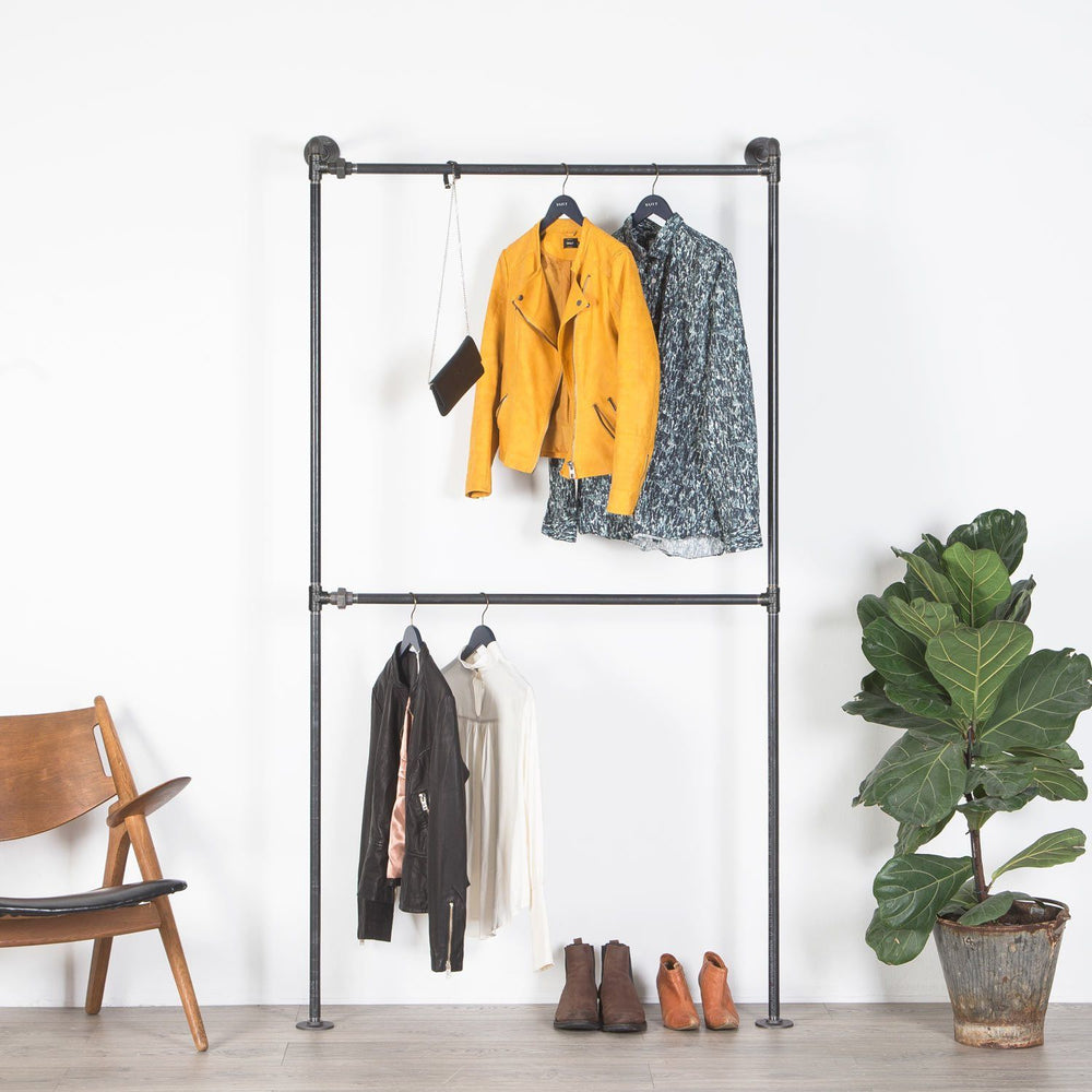 Super stilet vandrør tøjstativ med dobbelt bøjlestand så der er plads til en hel garderobe på det. Lavet i sorte vvs rør for høj kvalitet og et råt look.