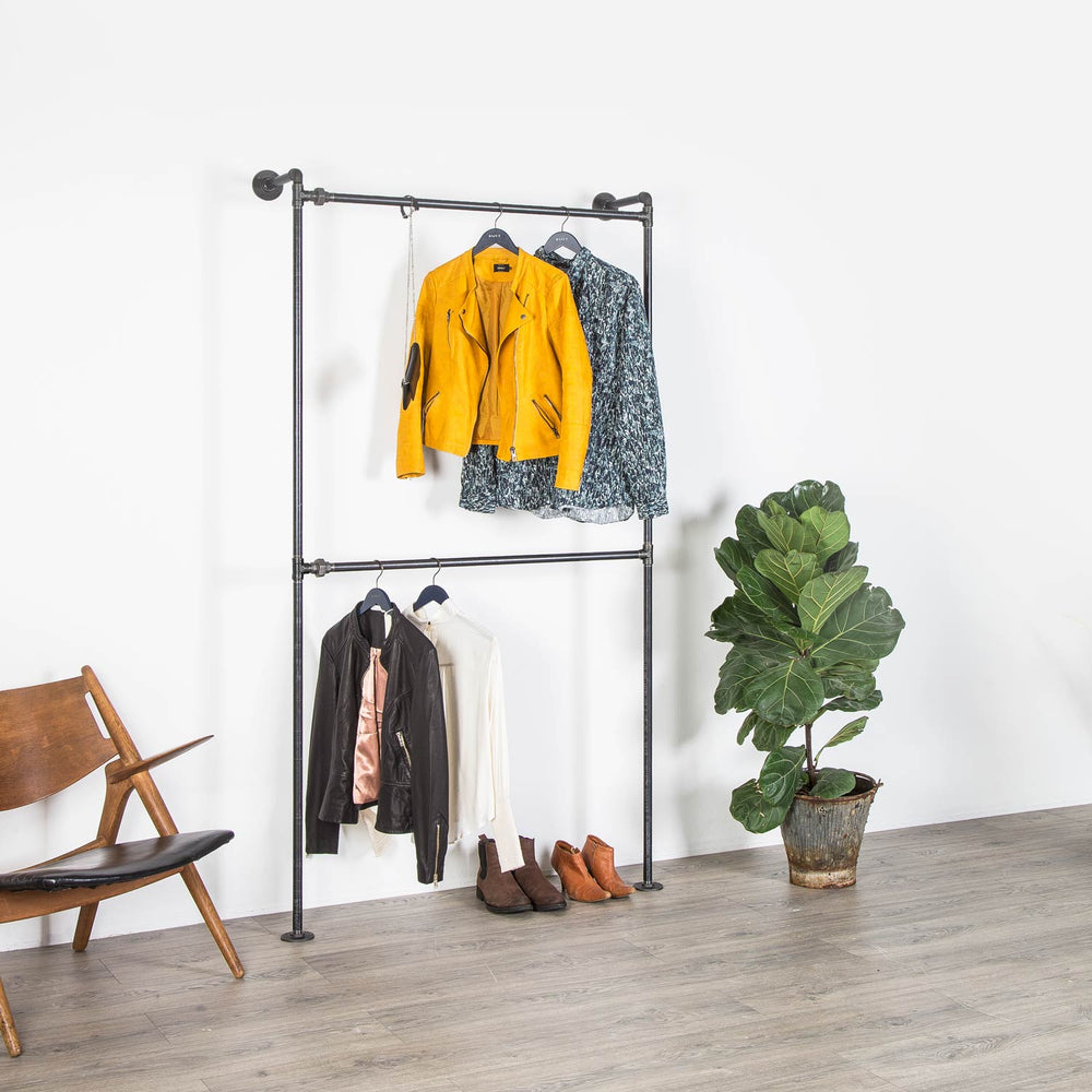 Super stilet vandrør tøjstativ med dobbelt bøjlestand så der er plads til en hel garderobe på det. Lavet i sorte vvs rør for høj kvalitet og et råt look.