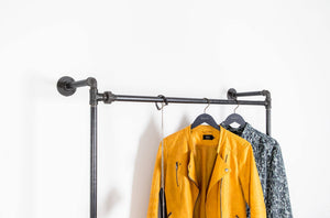 Super stilet vandrør tøjstativ med dobbelt bøjlestand så der er plads til en hel garderobe på det. Lavet i sorte vvs rør for høj kvalitet og et råt look.