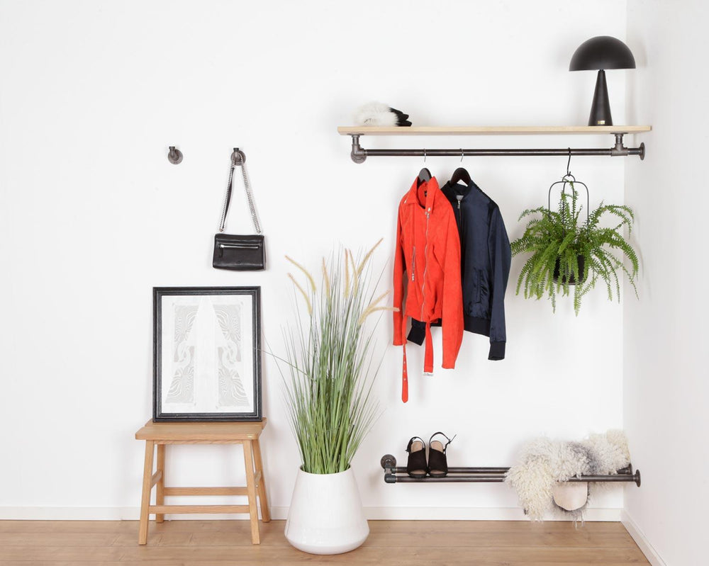 Flot hjørneindretning med Raw58 Pedro tøjkrog og andre produkter i sort vandrør