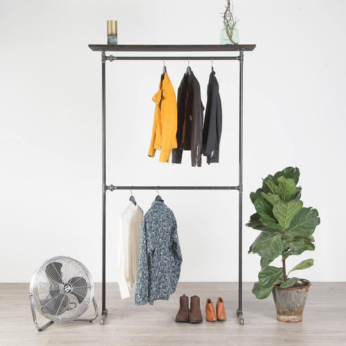 Vandrør tøjstativ med hylde som kan bruges som pynte, eller tøjhylde. Lavet i sorte vvs rør som er utrolig holdbare og passer ind i enhver boligstil fra rustik indretning eller til at ramme en fed new yorker stil