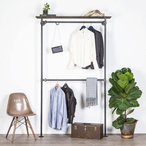 Simpel og stilet dobbelt tøjstativ som fastgøres i væggen for at spare gulvplads og udnytte pladsen optimalt. På toppen er der en hylde som kan bruges som pynte - eller tøjhylde.